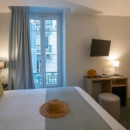 Bristol Отель 3*